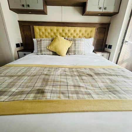Lakeside Escape With Hot Tub York Extérieur photo