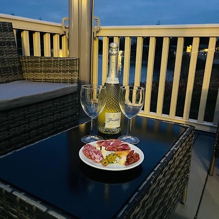 Lakeside Escape With Hot Tub York Extérieur photo