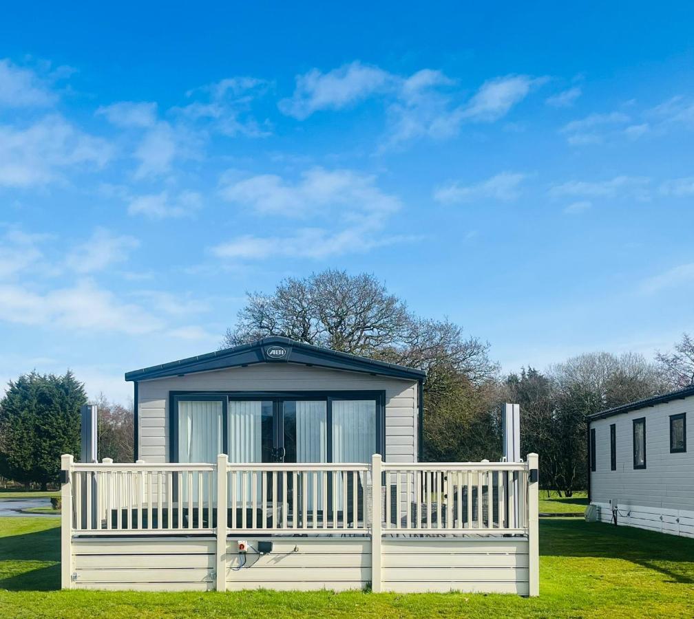 Lakeside Escape With Hot Tub York Extérieur photo