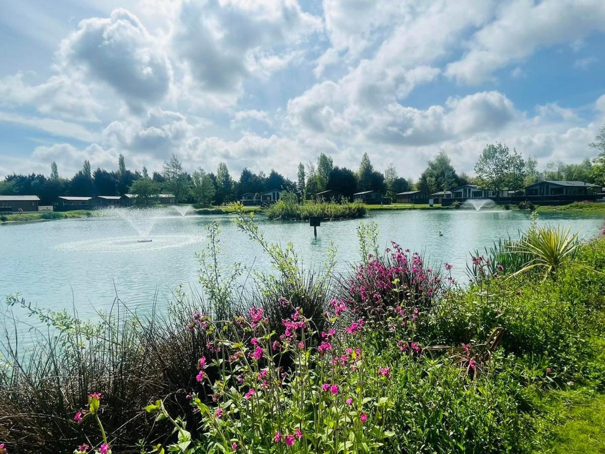 Lakeside Escape With Hot Tub York Extérieur photo