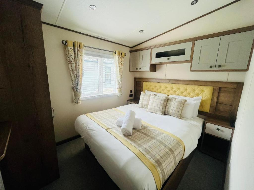 Lakeside Escape With Hot Tub York Extérieur photo