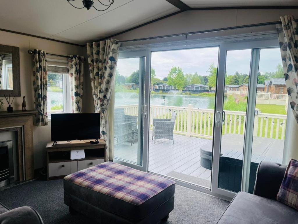 Lakeside Escape With Hot Tub York Extérieur photo