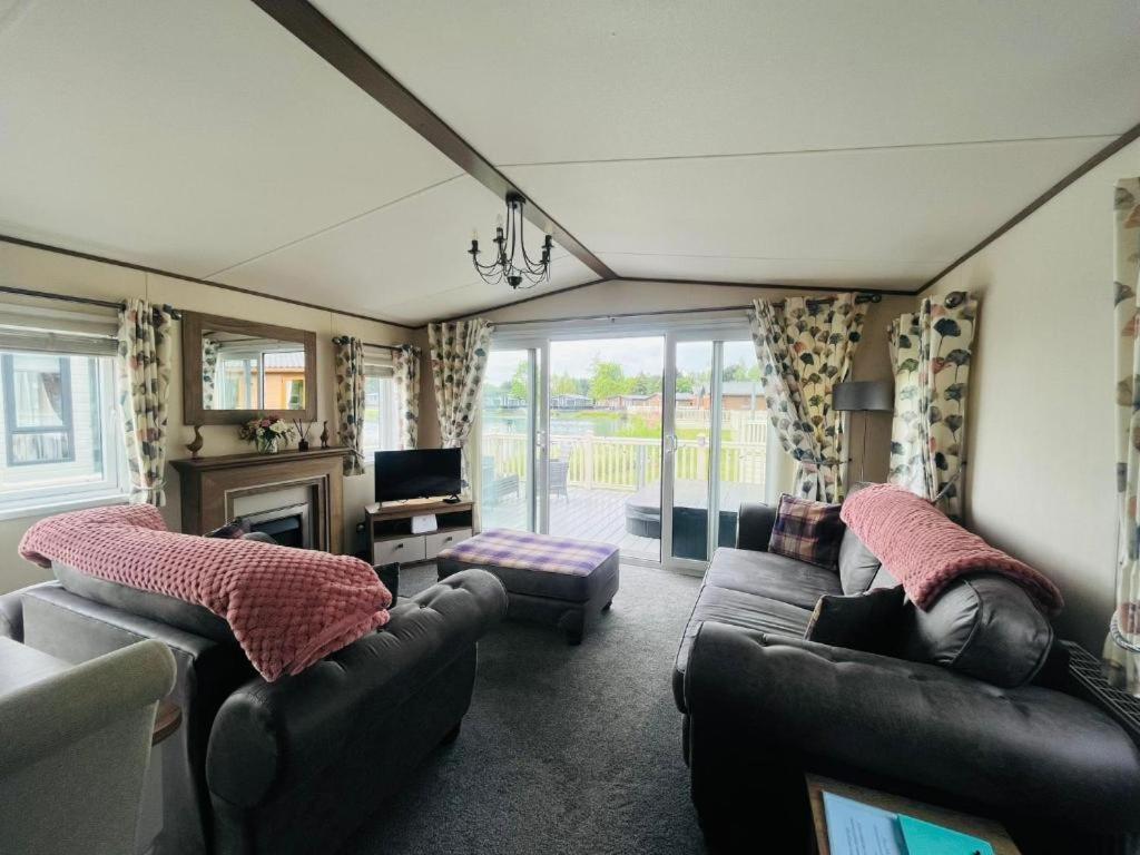 Lakeside Escape With Hot Tub York Extérieur photo