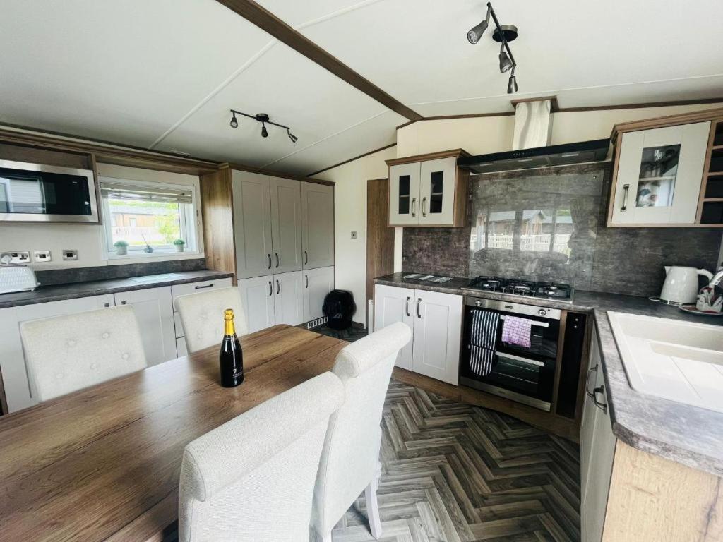 Lakeside Escape With Hot Tub York Extérieur photo