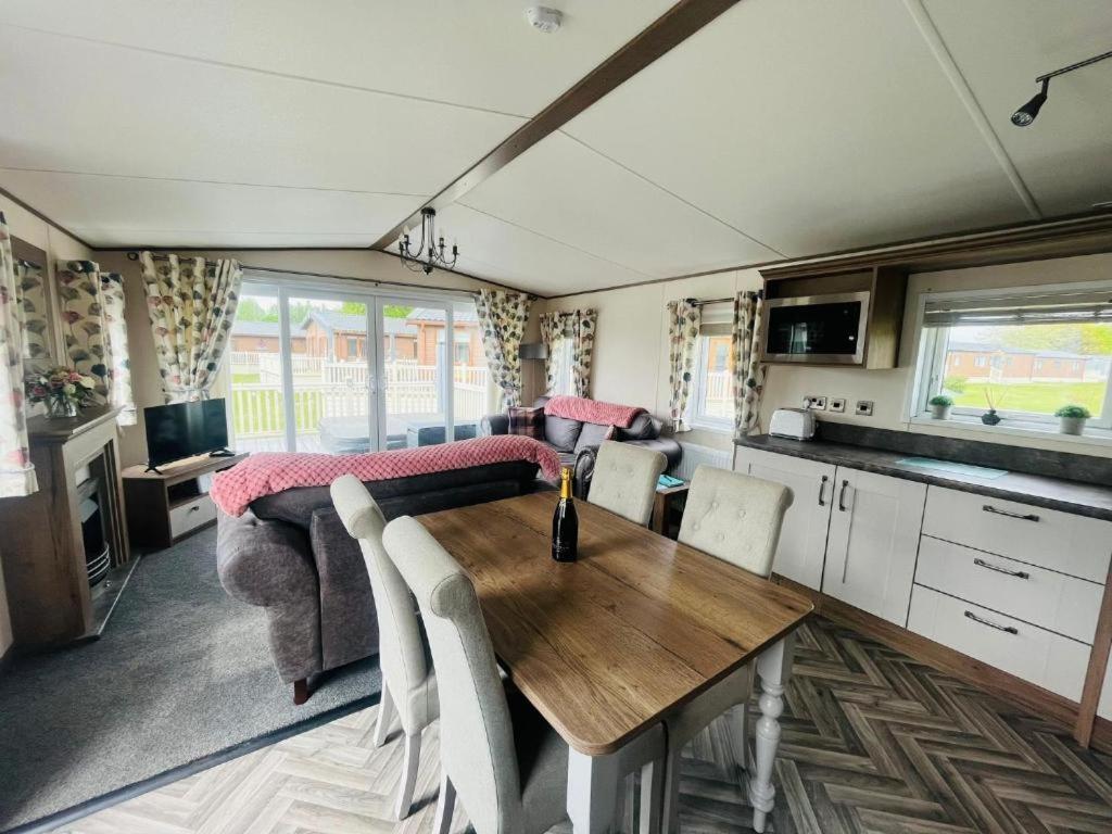 Lakeside Escape With Hot Tub York Extérieur photo