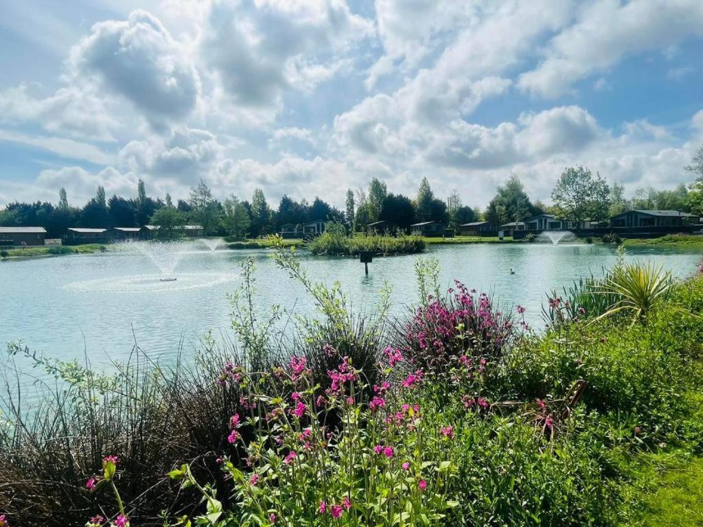 Lakeside Escape With Hot Tub York Extérieur photo
