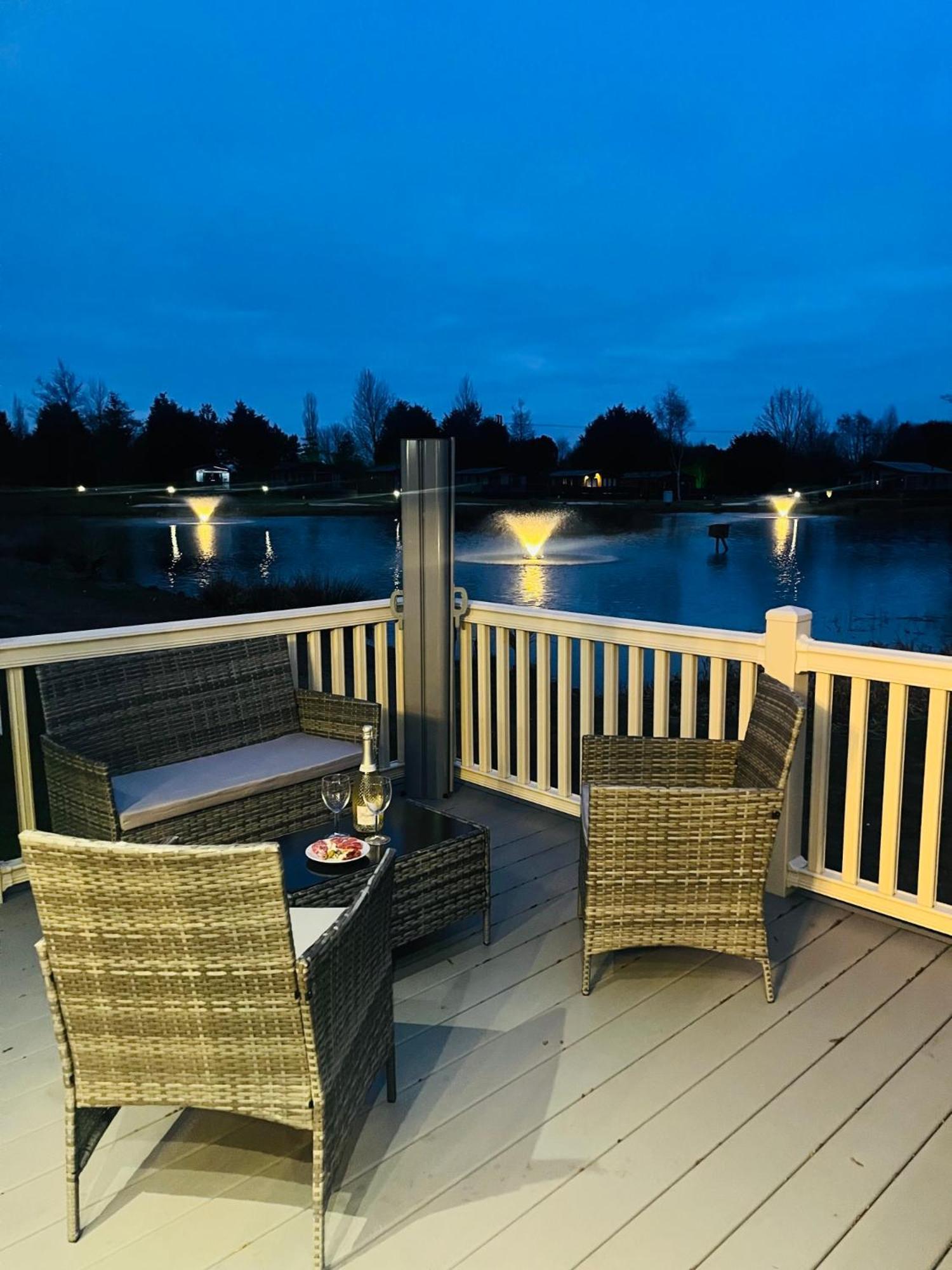 Lakeside Escape With Hot Tub York Extérieur photo