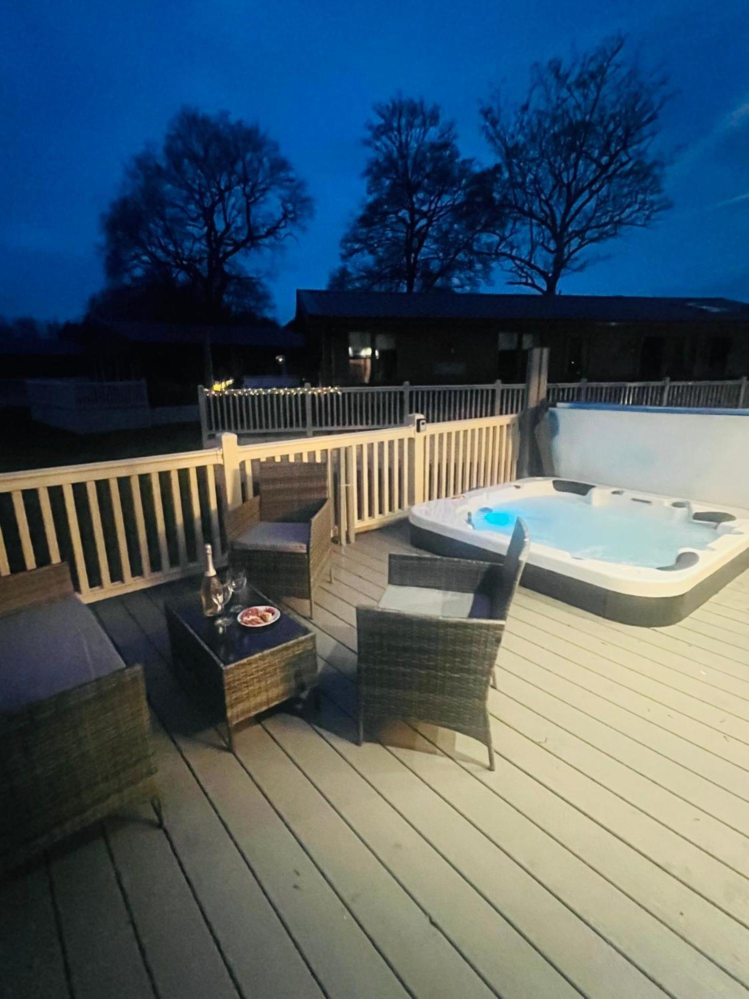 Lakeside Escape With Hot Tub York Extérieur photo